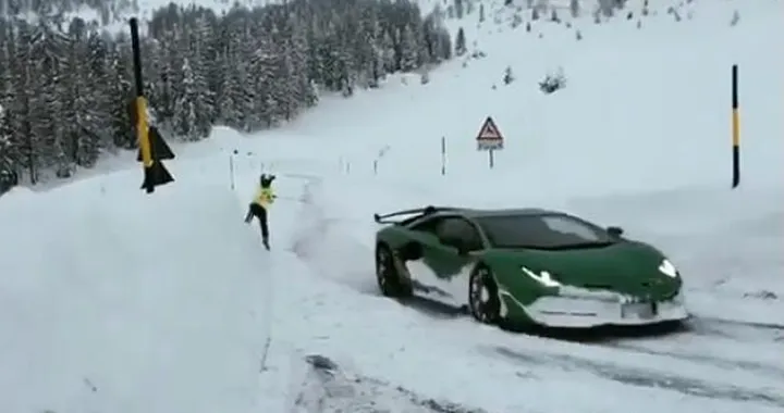 Lamborghini Aventador SVJ sulla neve con sciatore al traino [Video]