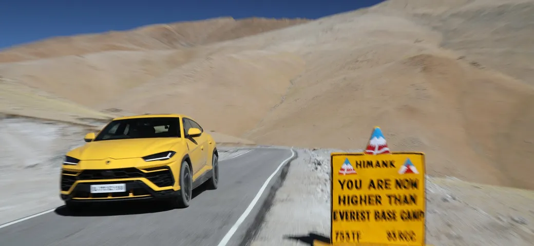Lamborghini Urus: l'impresa sul passo più alto del mondo
