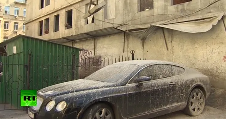 Mai parcheggiare una Bentley sotto un palazzo in costruzione...