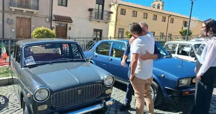Vede una Fiat 1100 D al raduno e si commuove: non sa ancora che è la sua