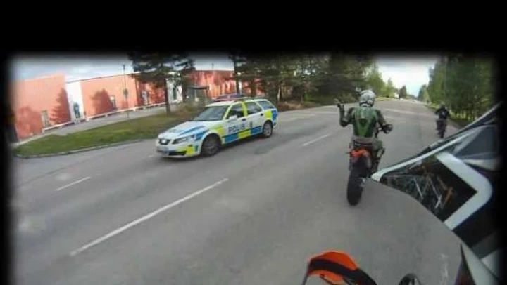 Inseguimento motard vs auto, chi la spunterà? /video