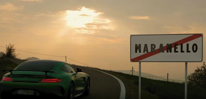Mercedes a Maranello: omaggio o presa in giro? [Video]