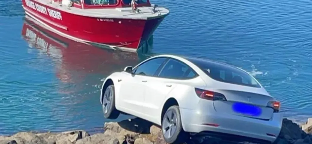 Guida una Tesla, ma sbaglia pedale e finisce sulla scogliera