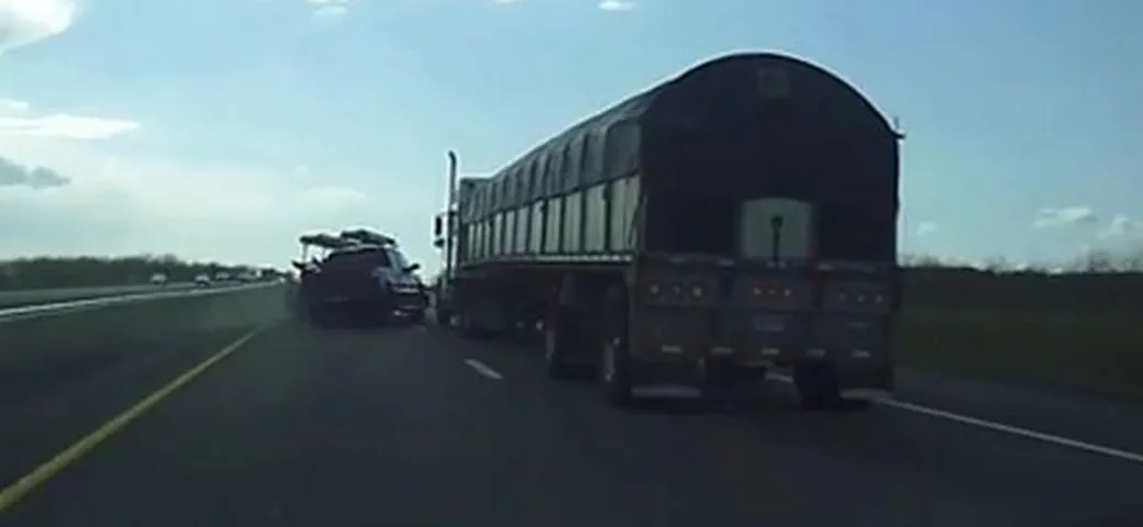 Litiga con un automobilista e lo manda fuori strada