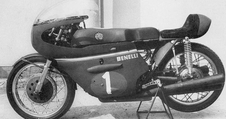 Amarcord, Natale 1964: in fila al centro di Pesaro per toccare con mano la Benelli 250 “quattro” di Tarquinio Provini