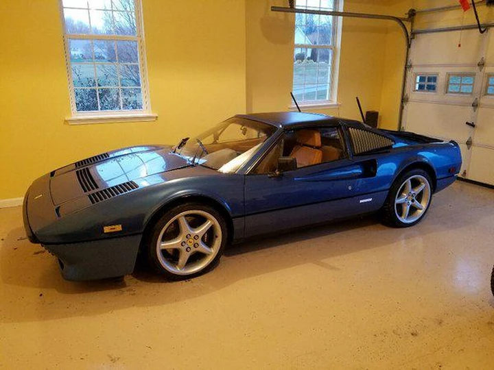 Ferrari 308 GTS con motore V12: il trapianto che divide gli appassionati
