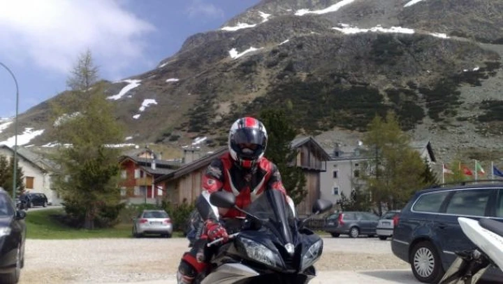 Foto del giorno: Yamaha R6 al fresco di Montespluga