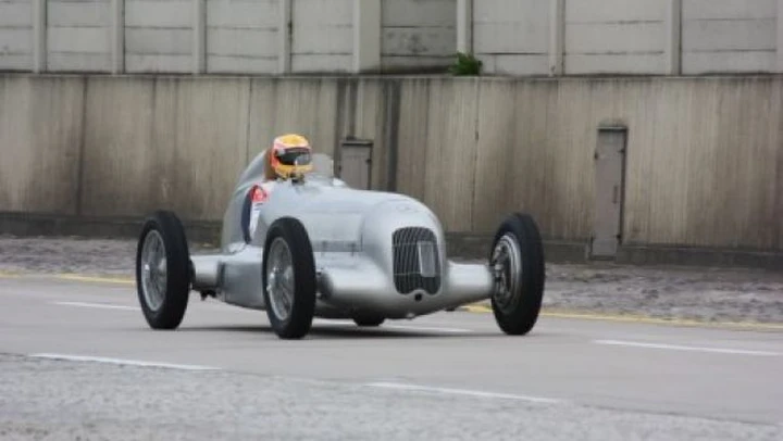 Mercedes: Lewis Hamilton ha guidato la leggendaria W25 Silberpfeil del 1934