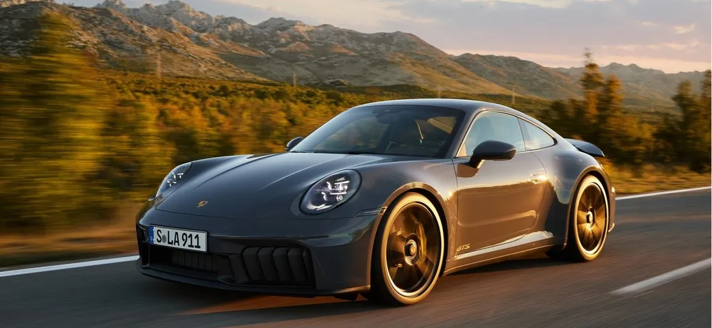 Nuova Porsche 911 Carrera GTS: innovazione ibrida e performance estreme con 541 CV