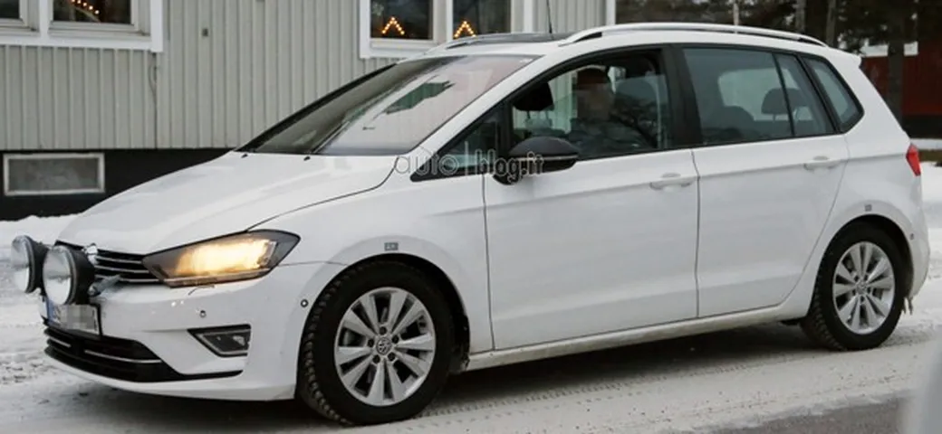 Volkswagen Golf Sportvan: prime foto spia