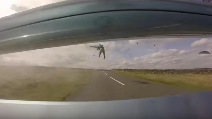 Schianto frontale in moto, si salva grazie all'airbag [Video]