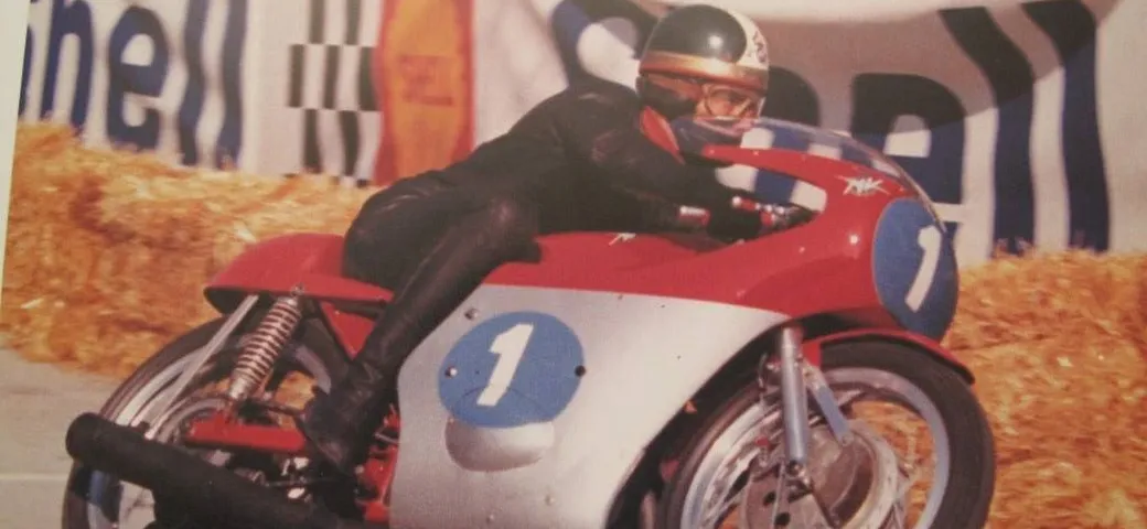 Giacomo Agostini, 50 anni fa “perde” il suo primo titolo per iella. Poi recupera… Nascita di un mito.