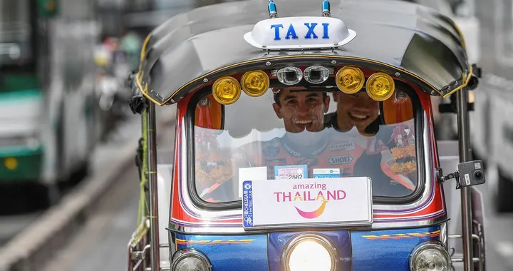 Marc Marquez in giro per Bangkok con un tuk tuk [Video]