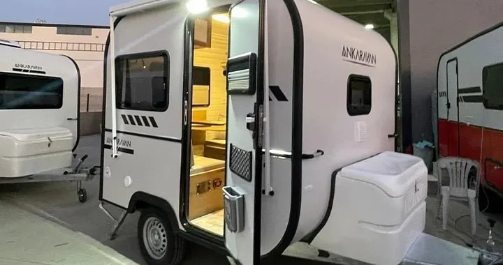 Questa roulotte costa meno di 10.000 euro: lunga 2,4 metri ma dentro ha pure il bagno