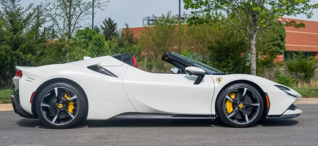 Ferrari SF90 corre tanto forte quanto il suo deprezzamento da record