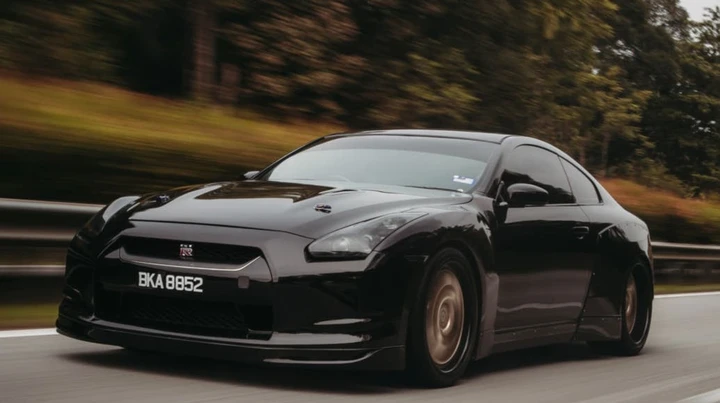 Così una Infiniti G35 Coupé diventa Nissan GT-R