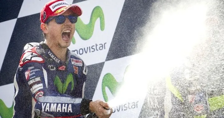 MotoGP Aragon, Lorenzo trionfa e recupera 9 punti su Rossi "bruciato" dal ritrovato Pedrosa. Marquez ko