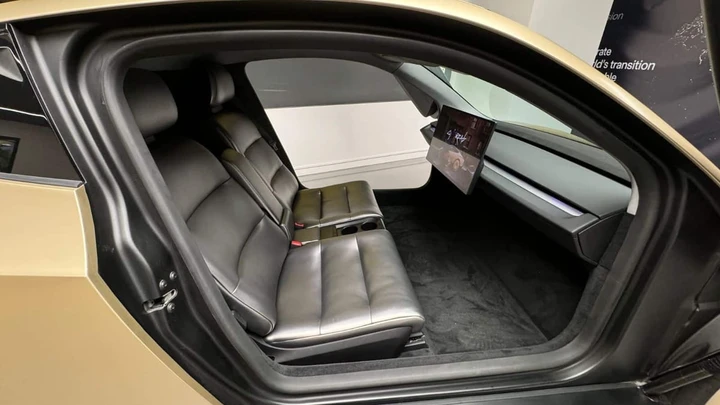 Tesla Cybercab, Musk non è contrario alla presenza di un volante