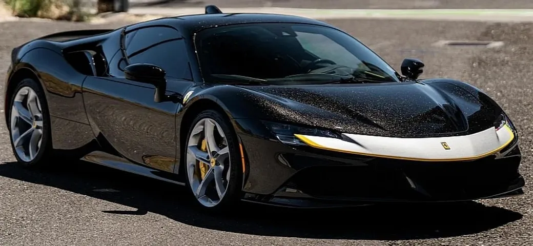 Ferrari SF90 Stradale Nero Galaxy, con questa livrea brilla come una galassia