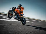KTM 1390 Super Duke R ed R Evo 2024: svelate le nuove naked da 190 CV [FOTO e VIDEO]