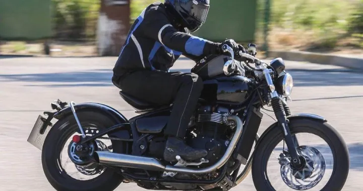 Triumph Bonneville bobber: primi scatti rubati