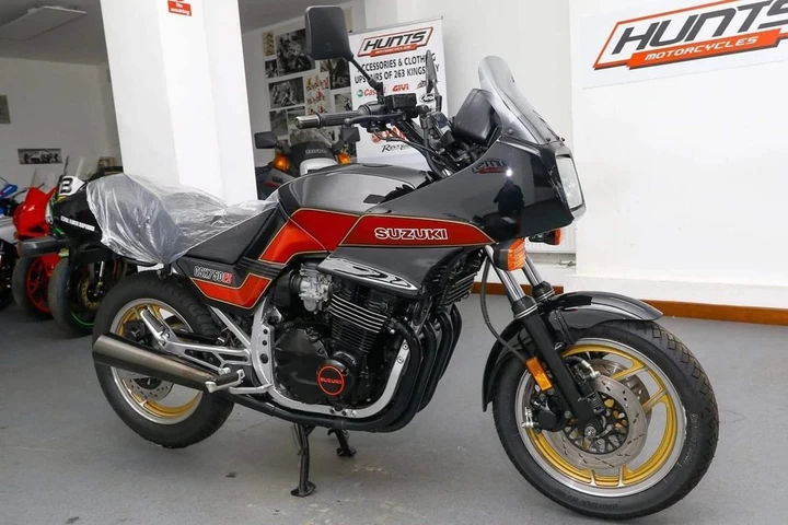 La Suzuki “fantasma”: una GSX750 ES del 1983 mai usata