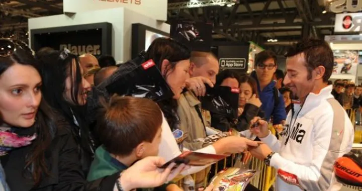 Max Biaggi ha salutato i tifosi al Salone Eicma di Milano 2011