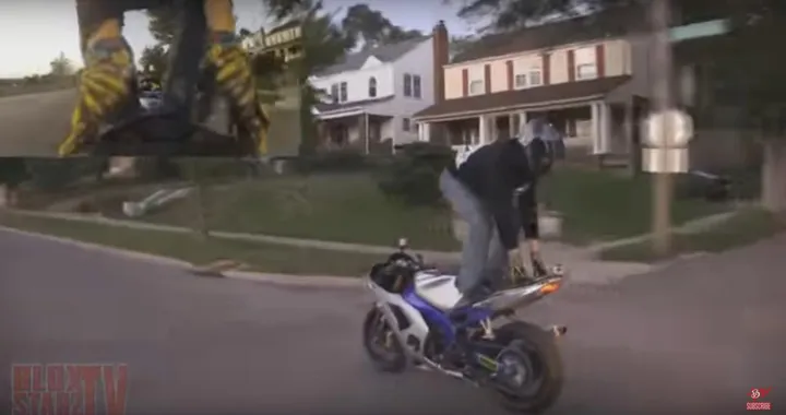 Motociclista spericolato cade a terra [Video]