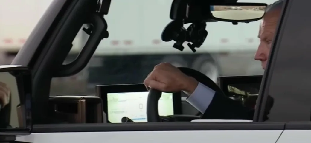 Joe Biden guida il GMC Hummer EV: scatto in stile GP [Video]