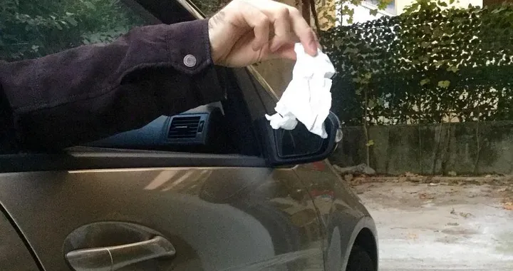 Getta una carta dal finestrino: multato dalla polizia stradale