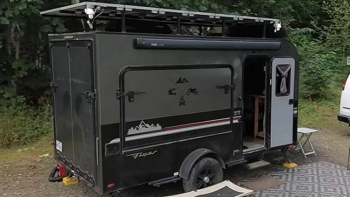 Vivono in 9 metri quadrati e portano con sé 6 moto: la casa è completamente off-grid