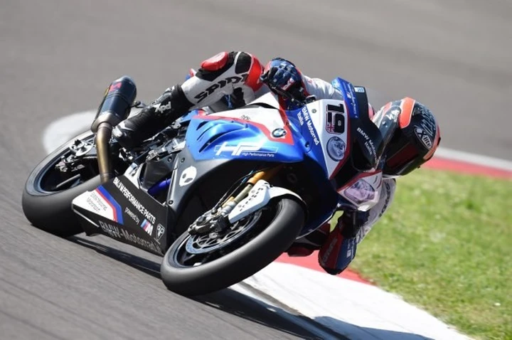 SBK Imola: Leon Camier (BMW) due volte primo nella EVO