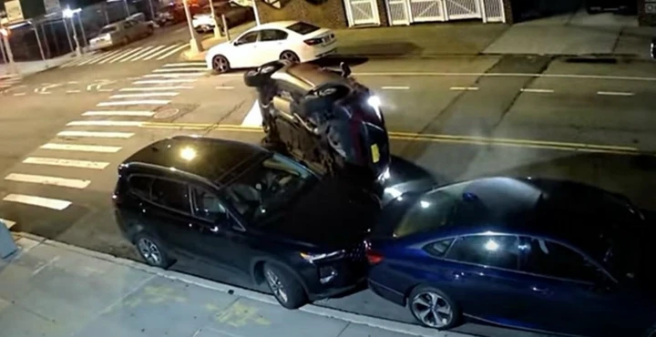 Ribaltamento con impuntamento per un SUV dopo una collisione [Video]