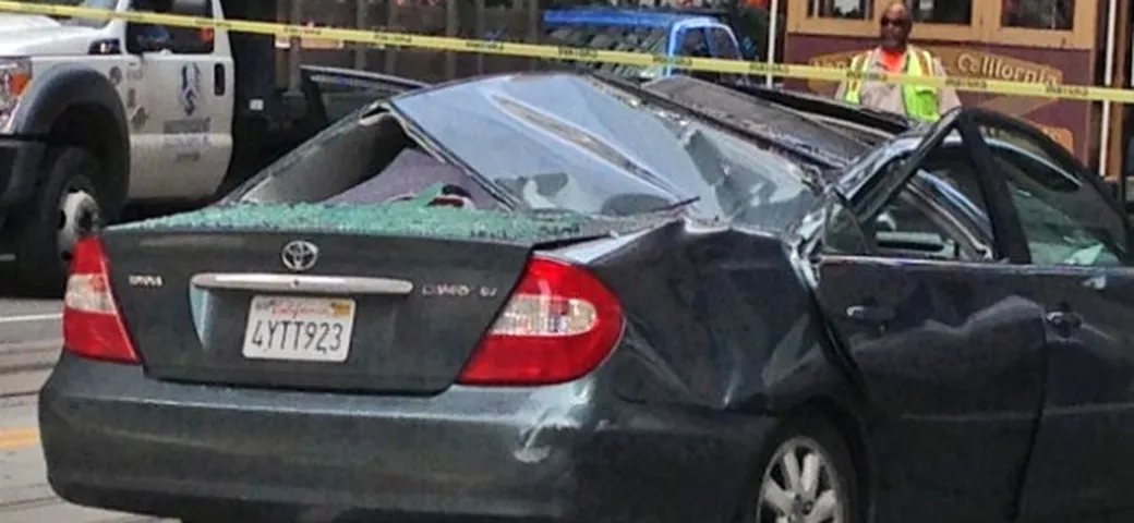 Cade da 11 piani ed atterra sul tetto di un'auto: lavavetri si salva