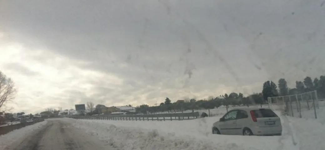 Auto abbandonate a Roma per la neve: le foto