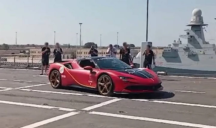 Record mondiale per Barone con la Ferrari SF90 sulla portaerei Garibaldi