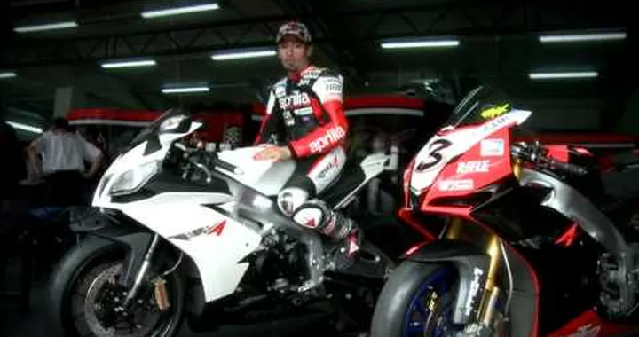 Max Biaggi presenta RSV4 R