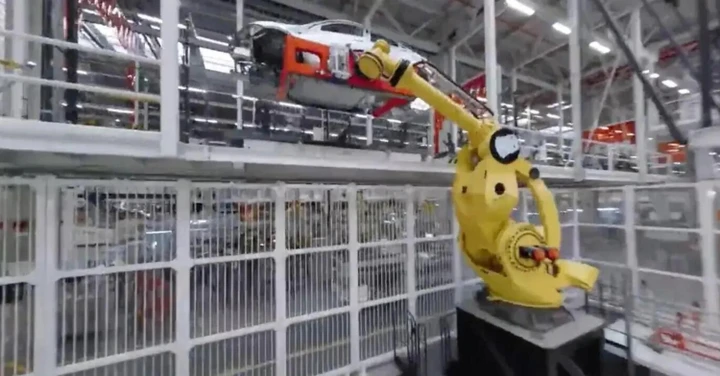 Tesla: il robot Godzilla è protagonista nella Gigafactory di Berlino [Video]