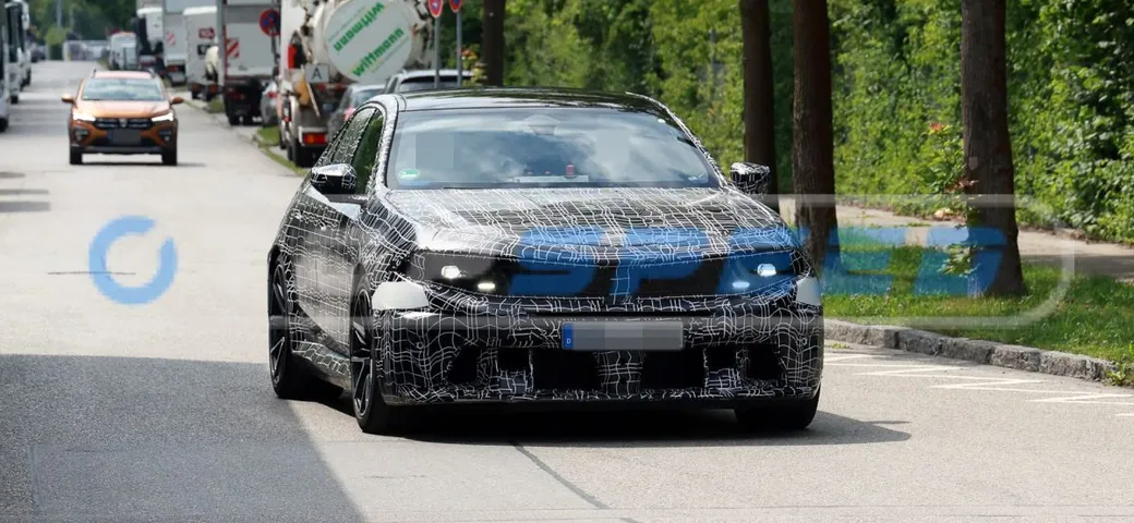 BMW M5 2026: nuovo look e innovazioni tecnologiche con il facelift