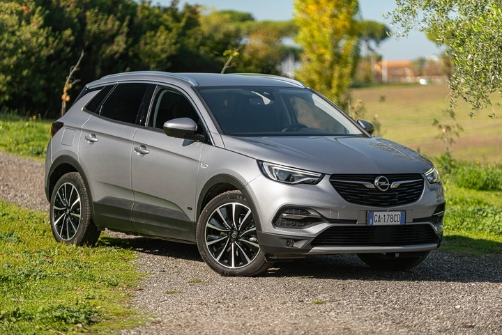 Opel Grandland X Hybrid4 AT8 AWD: la prova su strada