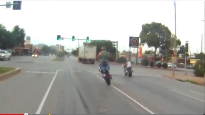 Epic Fail: Si schianta in moto e la polizia lo arresta [Video]