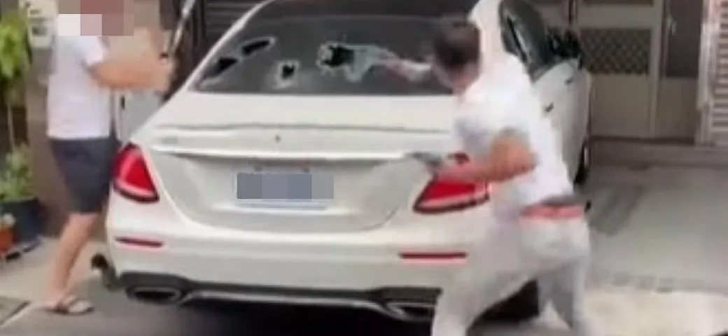 Mercedes Classe E distrutta a colpi di mazza