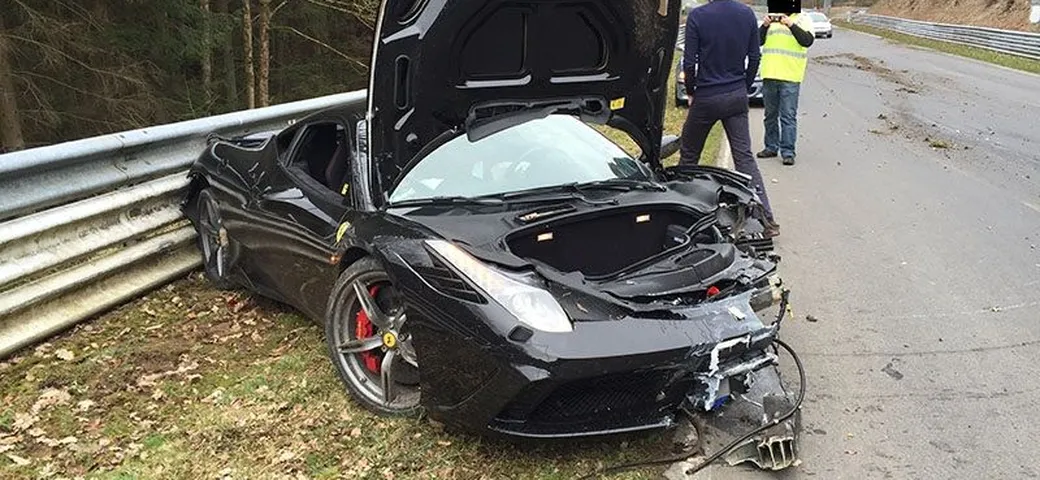 Incidente con la Ferrari: per ripararla chiede aiuto alla rete