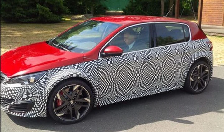 L'ad del gruppo PSA guida la Peugeot 308 R HYbrid