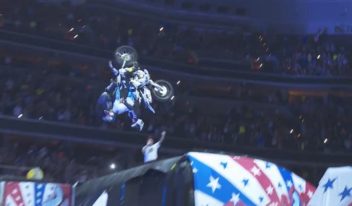 Quattro ragazzi in moto cadono durante il Backflip [Video]