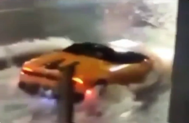 Lamborghini Huracán Spyder, a Miami non teme l'acqua dell'uragano Eta [Video]