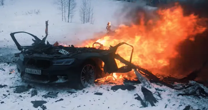 Fa esplodere una BMW M5 Competition in onore dell'amico morto [Video]