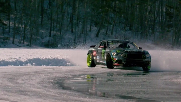 Ford Mustang: drifting sulla neve