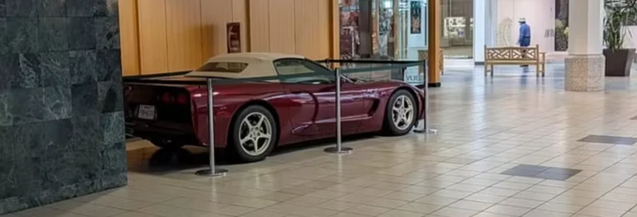 La Corvette abbandonata nel centro commerciale: simbolo della crisi