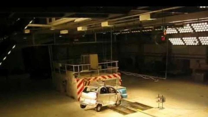 Tata Nano: il video del crash test